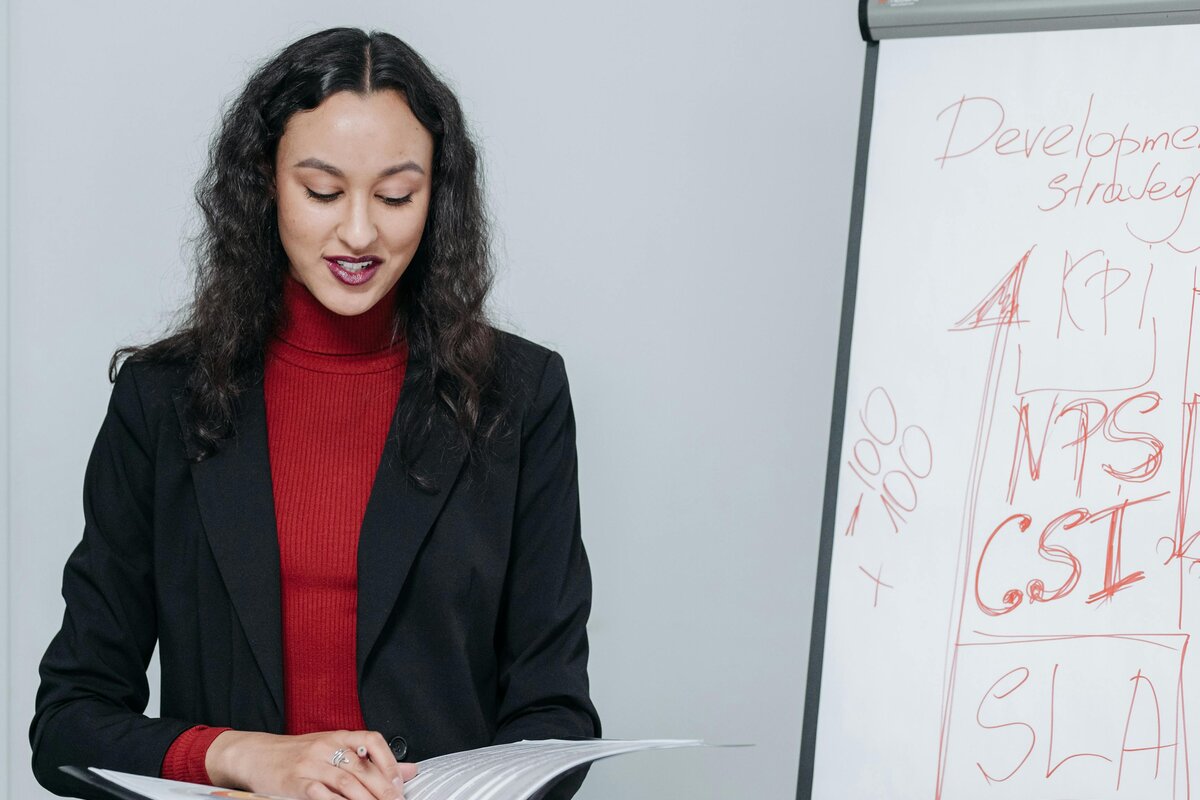 Henkilö puhuu rauhallisesti ja itsevarmasti ryhmätilanteessa