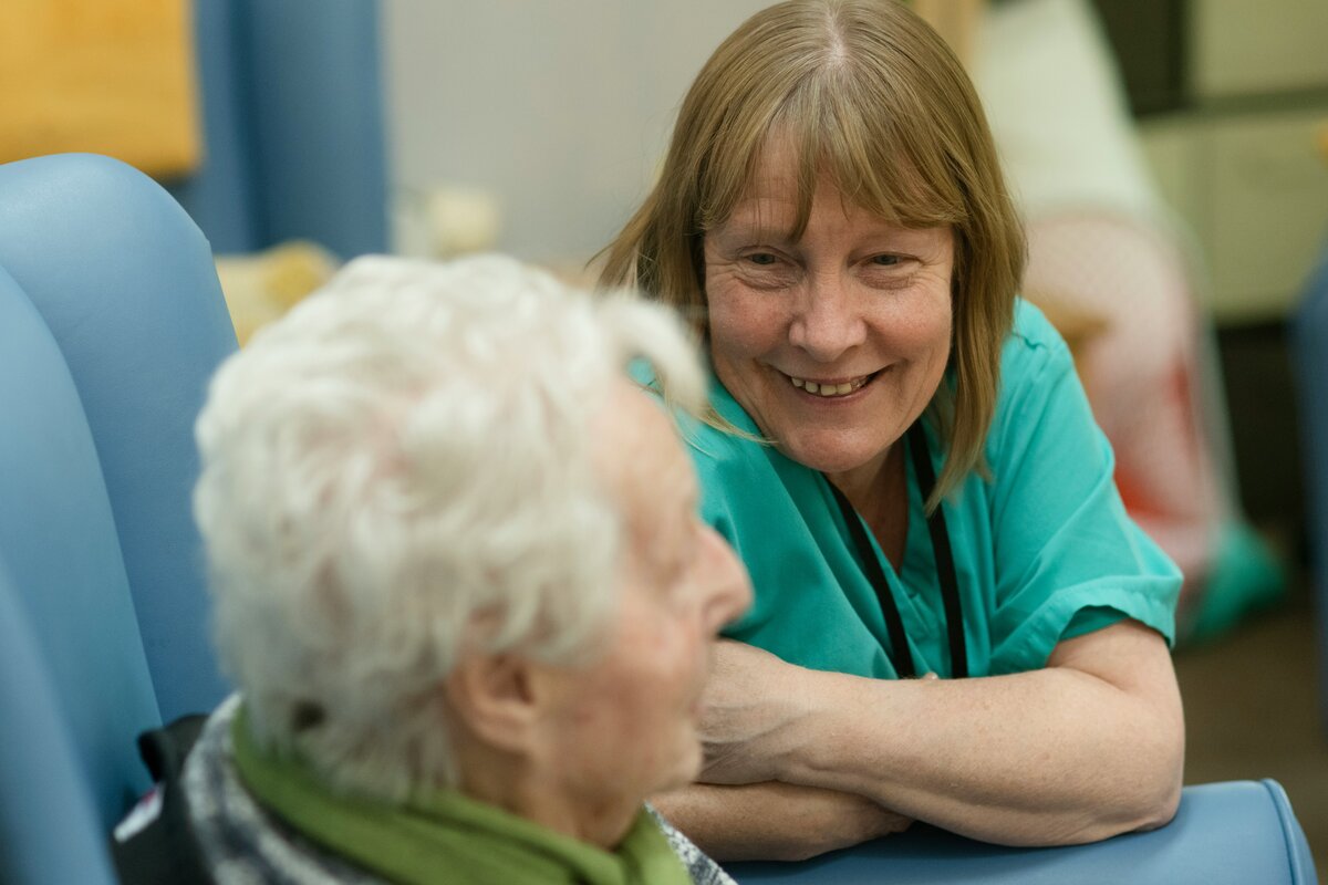 Kaksi henkilöä keskustelee lämpimässä ja luottamuksellisessa ilmapiirissä