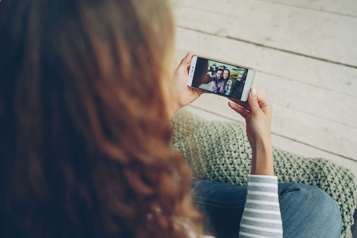 Henkilö videopuhelussa kannettavalla tietokoneella