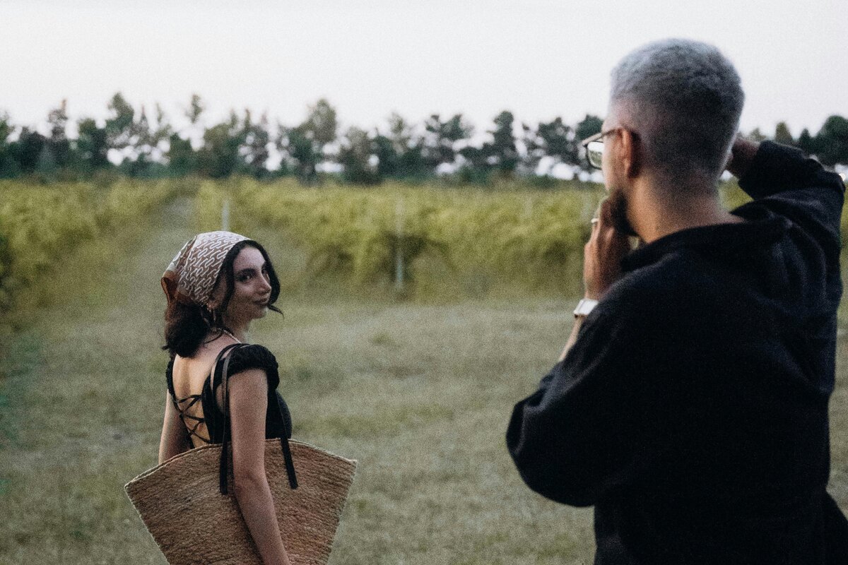 Pari keskustelee rauhallisesti sohvalla turvallisessa ympäristössä